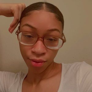Meet your Posher, Dominique